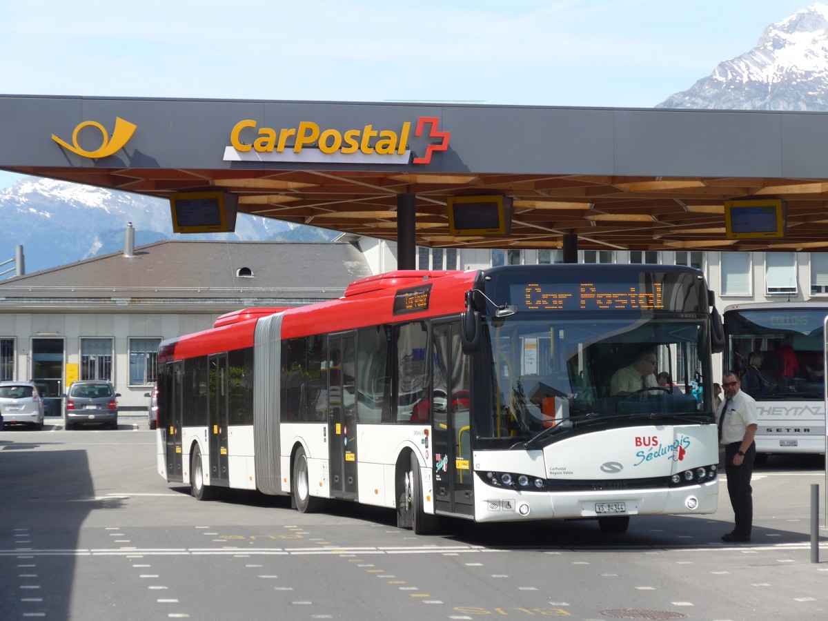 (160'391) - PostAuto Wallis - Nr. 62/VS 84'344 - Solaris am 10. Mai 2015 beim Bahnhof Sion