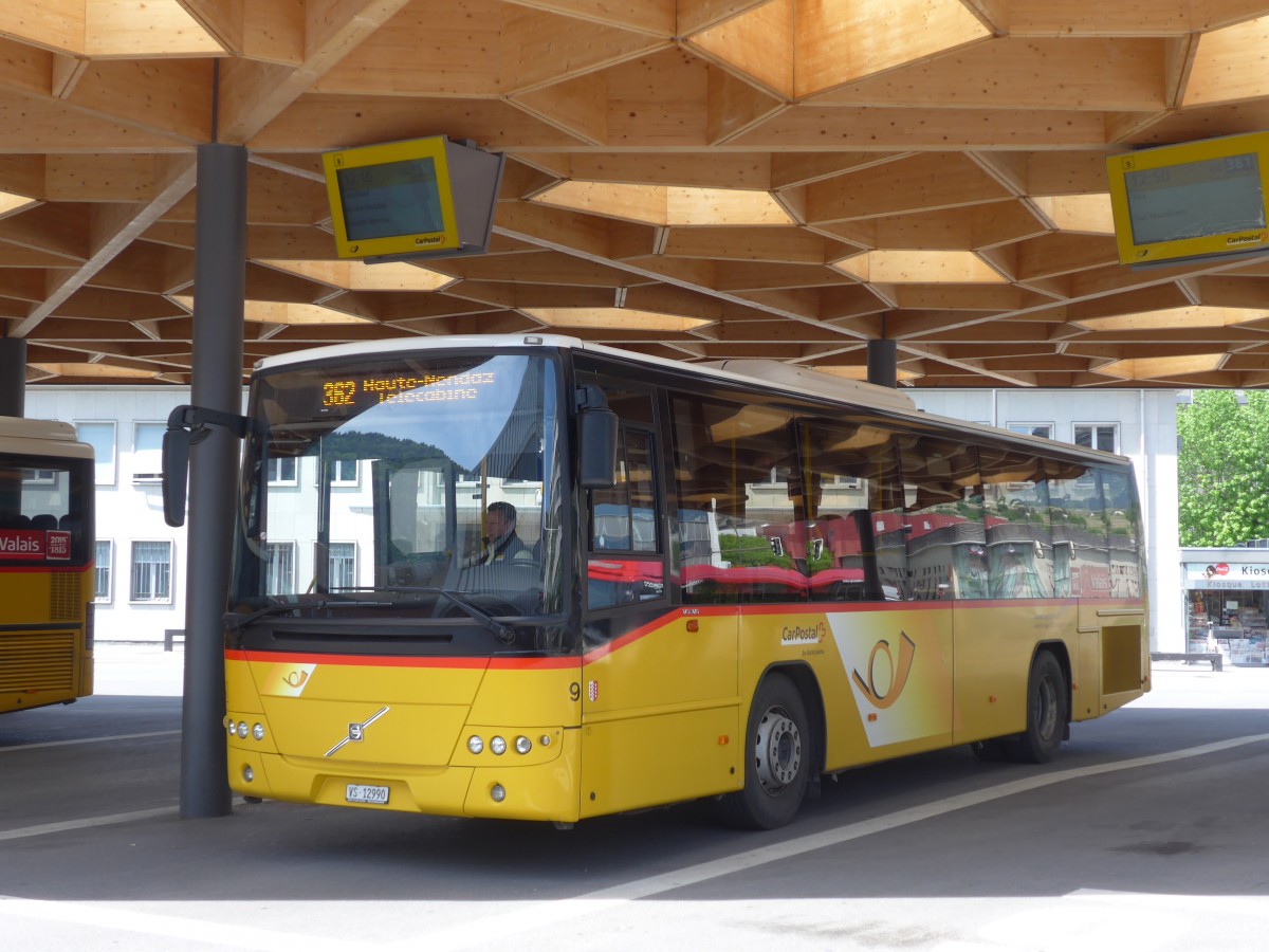 (160'398) - Lathion, Sion - Nr. 9/VS 12'990 - Volvo am 10. Mai 2015 beim Bahnhof Sion