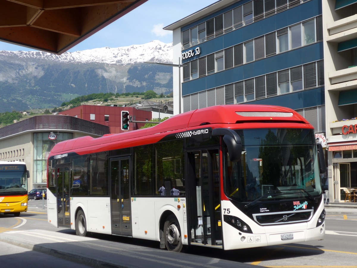 (160'399) - PostAuto Wallis - Nr. 75/VS 428'859 - Volvo am 10. Mai 2015 beim Bahnhof Sion