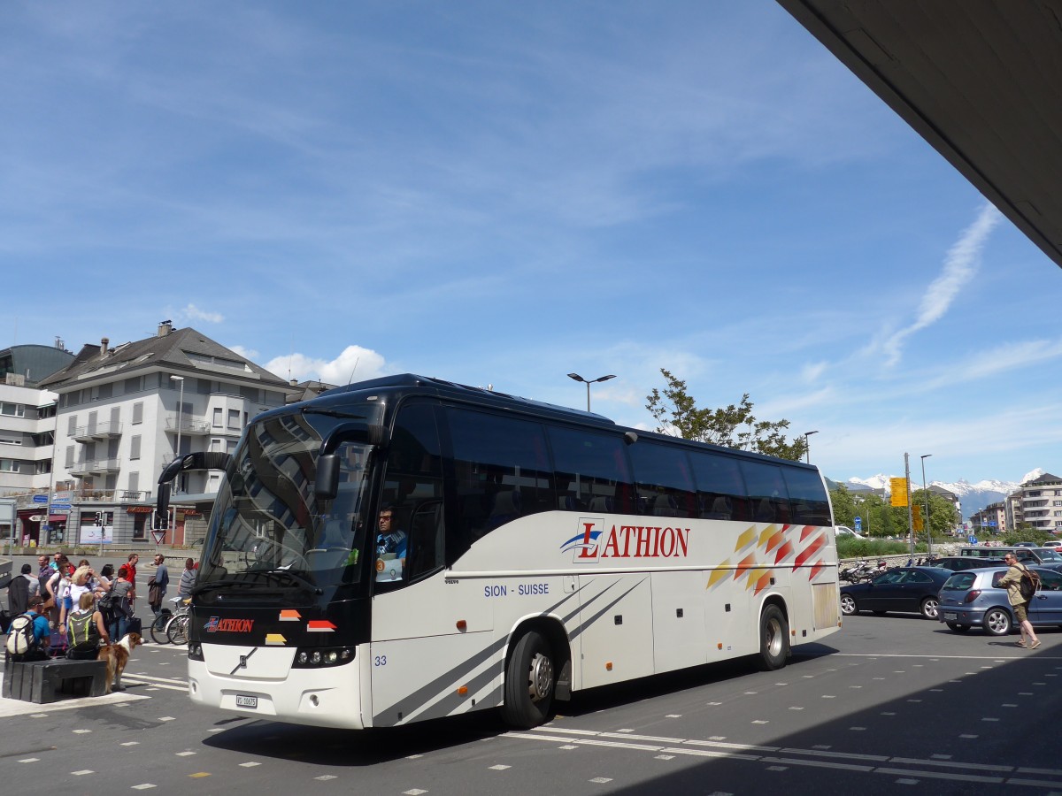 (160'451) - Lathion, Sion - Nr. 33/VS 10'675 - Volvo am 10. Mai 2015 beim Bahnhof Sion