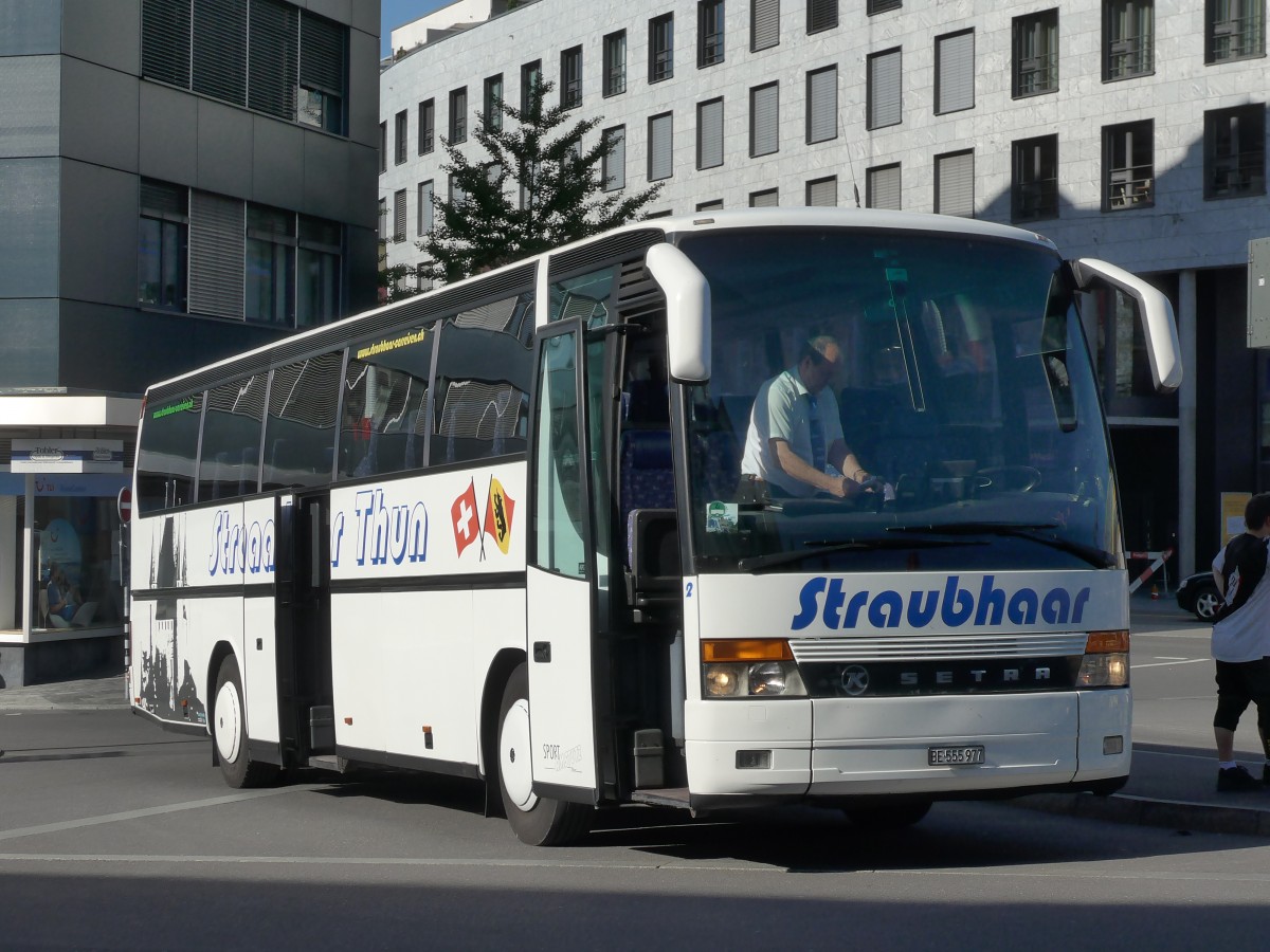 (160'470) - Straubhaar, Thun - Nr. 2/BE 555'977 - Setra am 10. Mai 2015 beim Bahnhof Thun