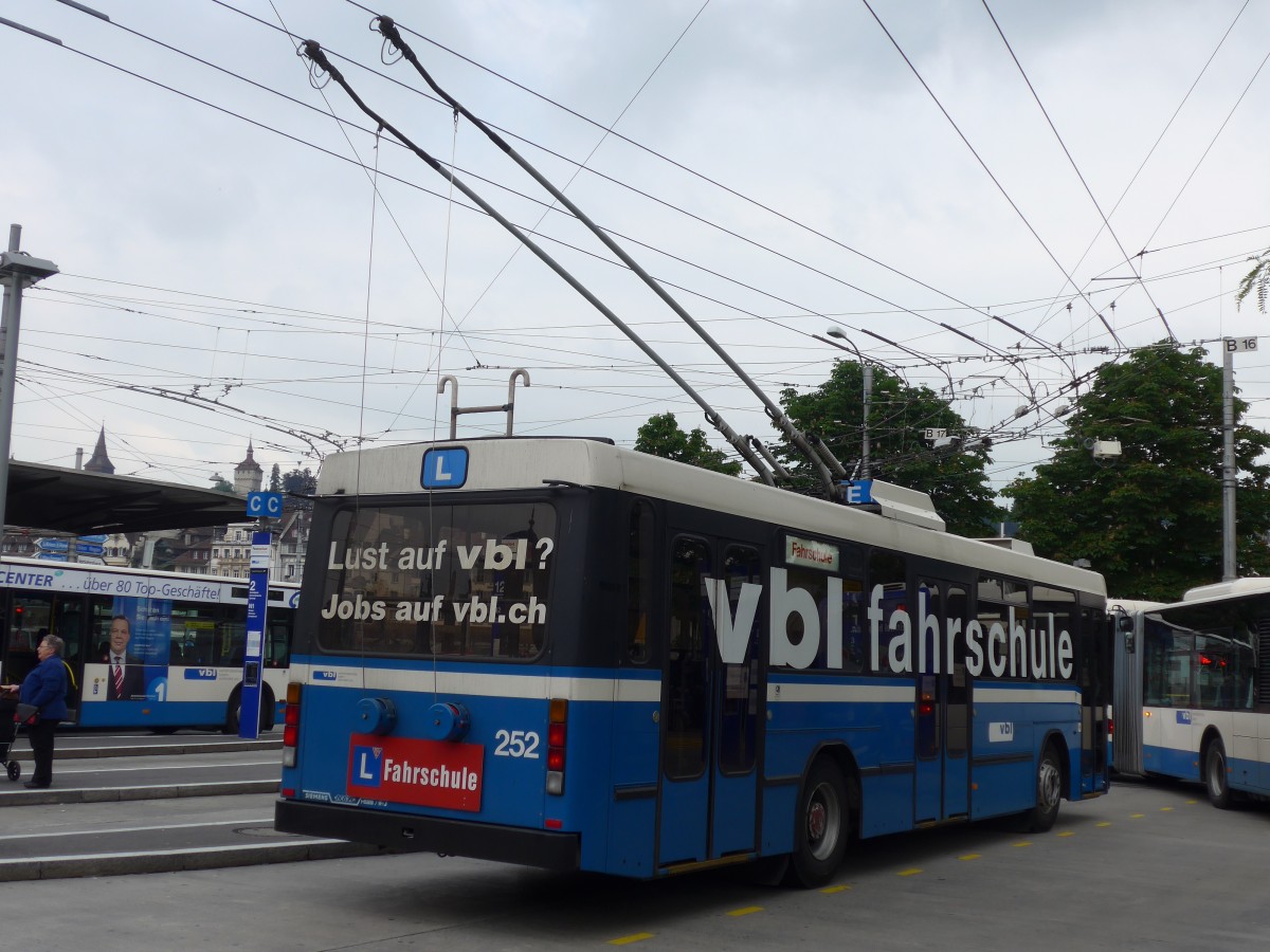 (160'595) - VBL Luzern - Nr. 252 - NAW/R&J-Hess Trolleybus am 22. Mai 2015 beim Bahnhof Luzern