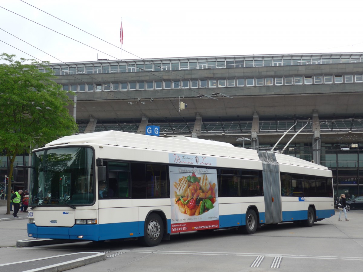 (160'605) - VBL Luzern - Nr. 203 - Hess/Hess Gelenktrolleybus am 22. Mai 2015 beim Bahnhof Luzern