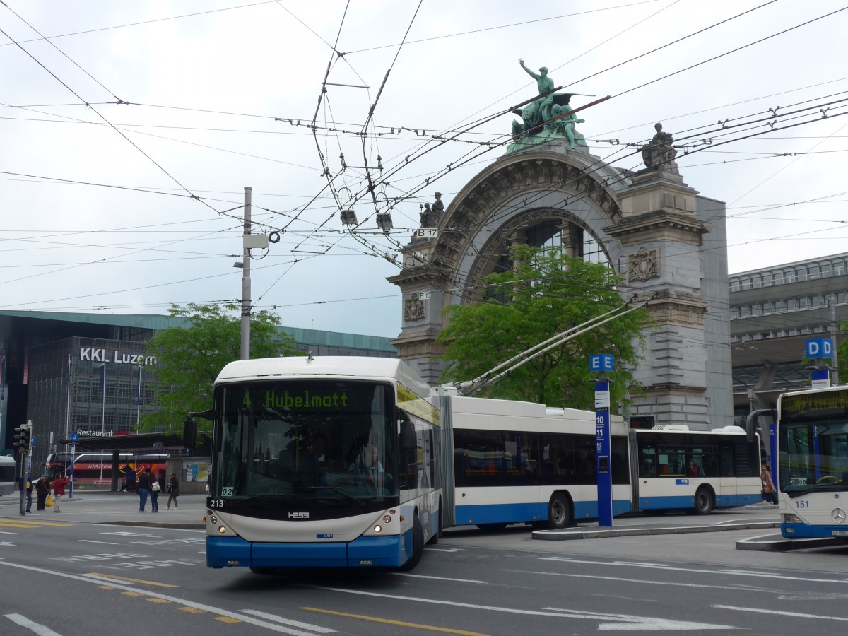 (160'619) - VBL Luzern - Nr. 213 - Hess/Hess Gelenktrolleybus am 22. Mai 2015 beim Bahnhof Luzern