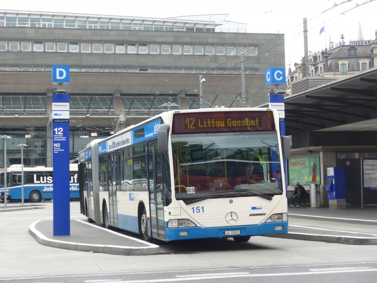 (160'623) - VBL Luzern - Nr. 151/LU 15'051 - Mercedes am 22. Mai 2015 beim Bahnhof Luzern