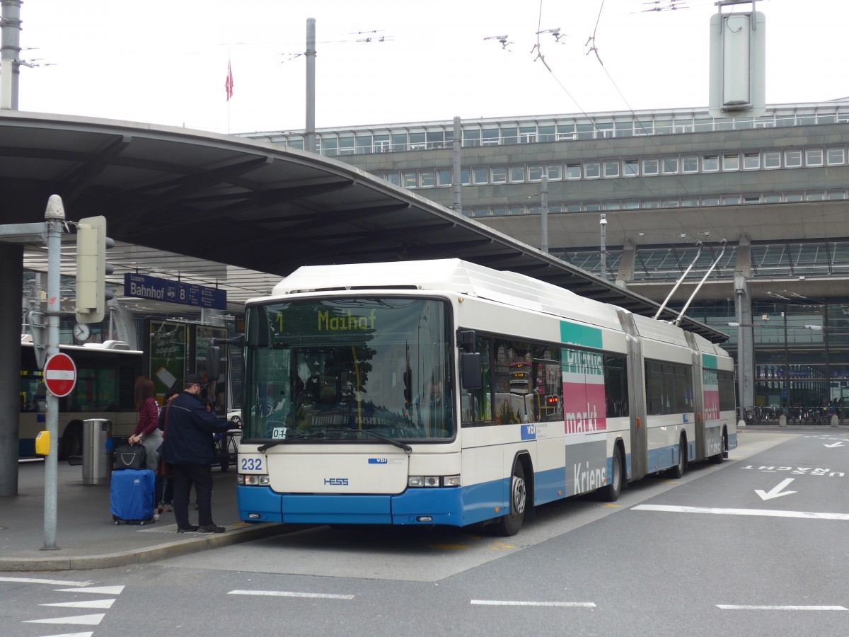 (160'627) - VBL Luzern - Nr. 232 - Hess/Hess Doppelgelenktrolleybus am 22. Mai 2015 beim Bahnhof Luzern