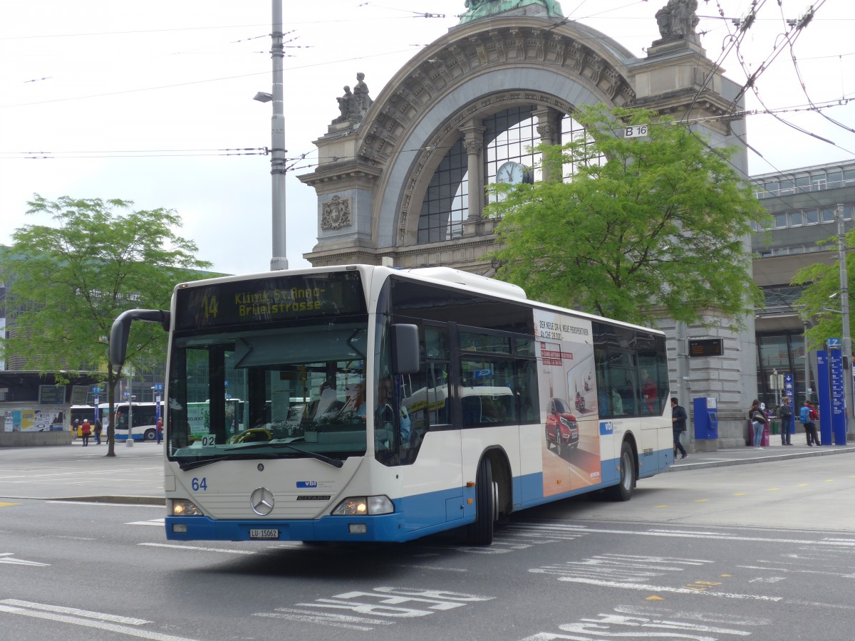(160'654) - VBL Luzern - Nr. 64/LU 15'062 - Mercedes am 22. Mai 2015 beim Bahnhof Luzern