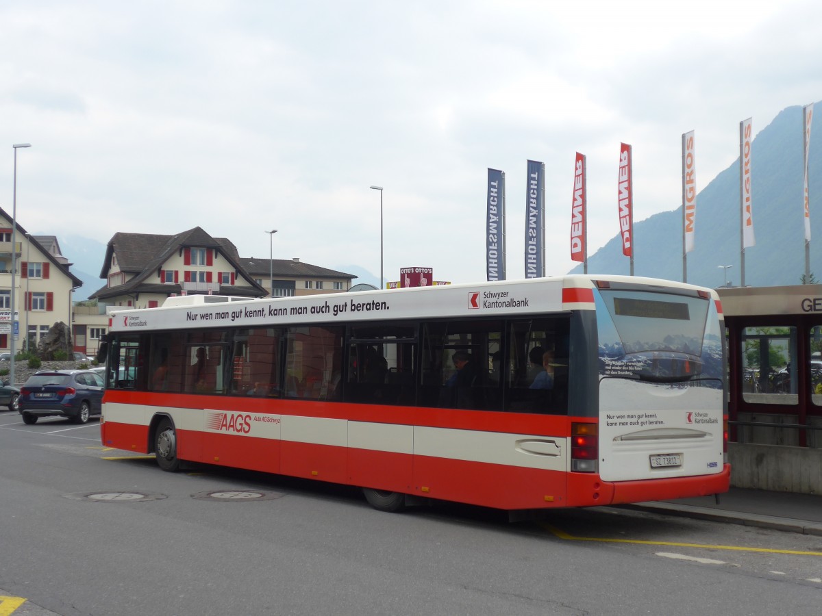 (160'700) - AAGS Schwyz - Nr. 12/SZ 73'812 - Scania/Hess am 22. Mai 2015 beim Bahnhof Brunnen
