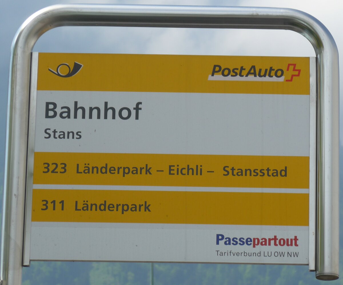 (160'929) - PostAuto-Haltestellenschild - Stans, Bahnhof - am 24. Mai 2015