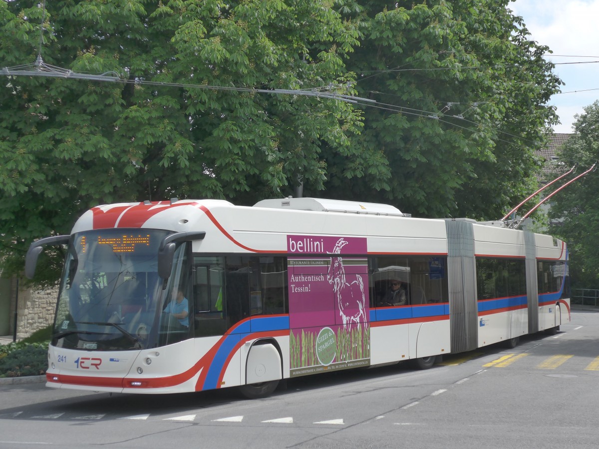 (160'939) - VBL Luzern - Nr. 241 - Hess/Hess Doppelgelenktrolleybus am 24. Mai 2015 in Obernau, Endstation