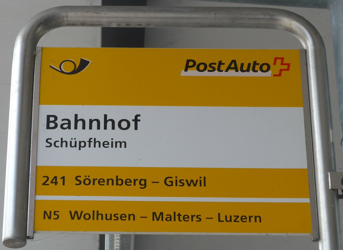 (160'947) - PostAuto-Haltestellenschild - Schpfheim, Bahnhof - am 24. Mai 2015