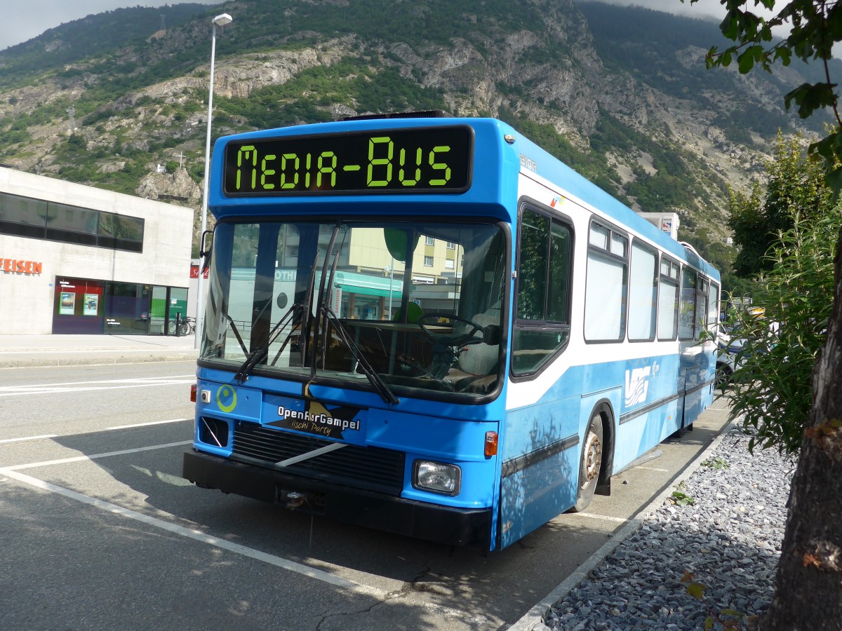 (161'075) - Media-Bus, Gampel - Volvo/Hess (ex VBRF Regensdorf) am 27. Mai 2015 in Gampel, Dorf 