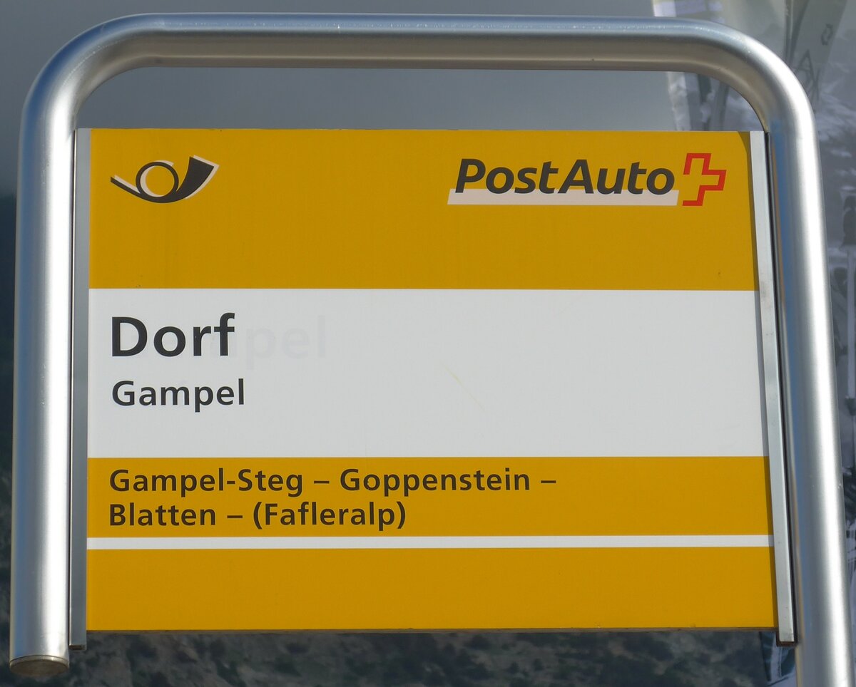 (161'078) - PostAuto-Haltestellenschild - Gampel, Dorf - am 27. Mai 2015