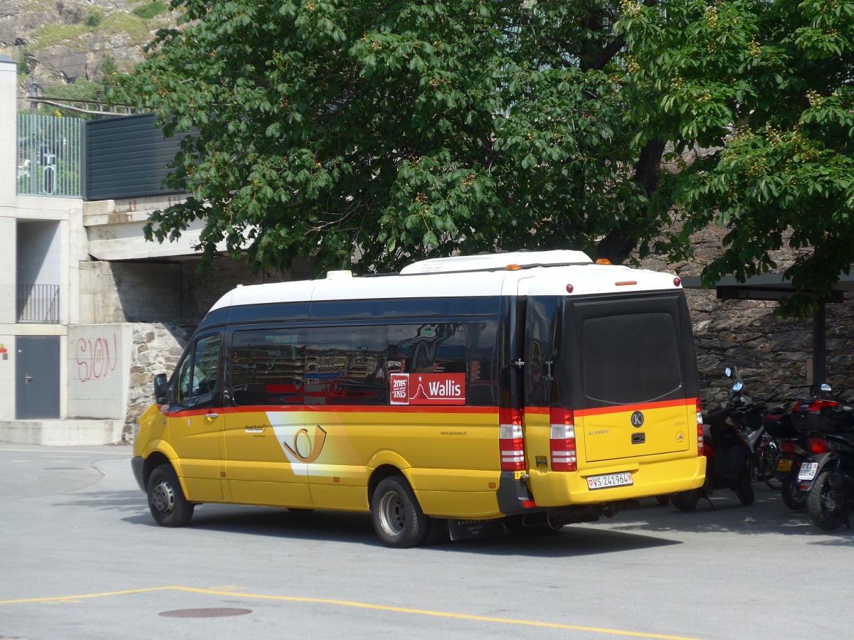 (161'088) - PostAuto Wallis - VS 241'964 - Mercedes am 27. Mai 2015 beim Bahnhof Brig