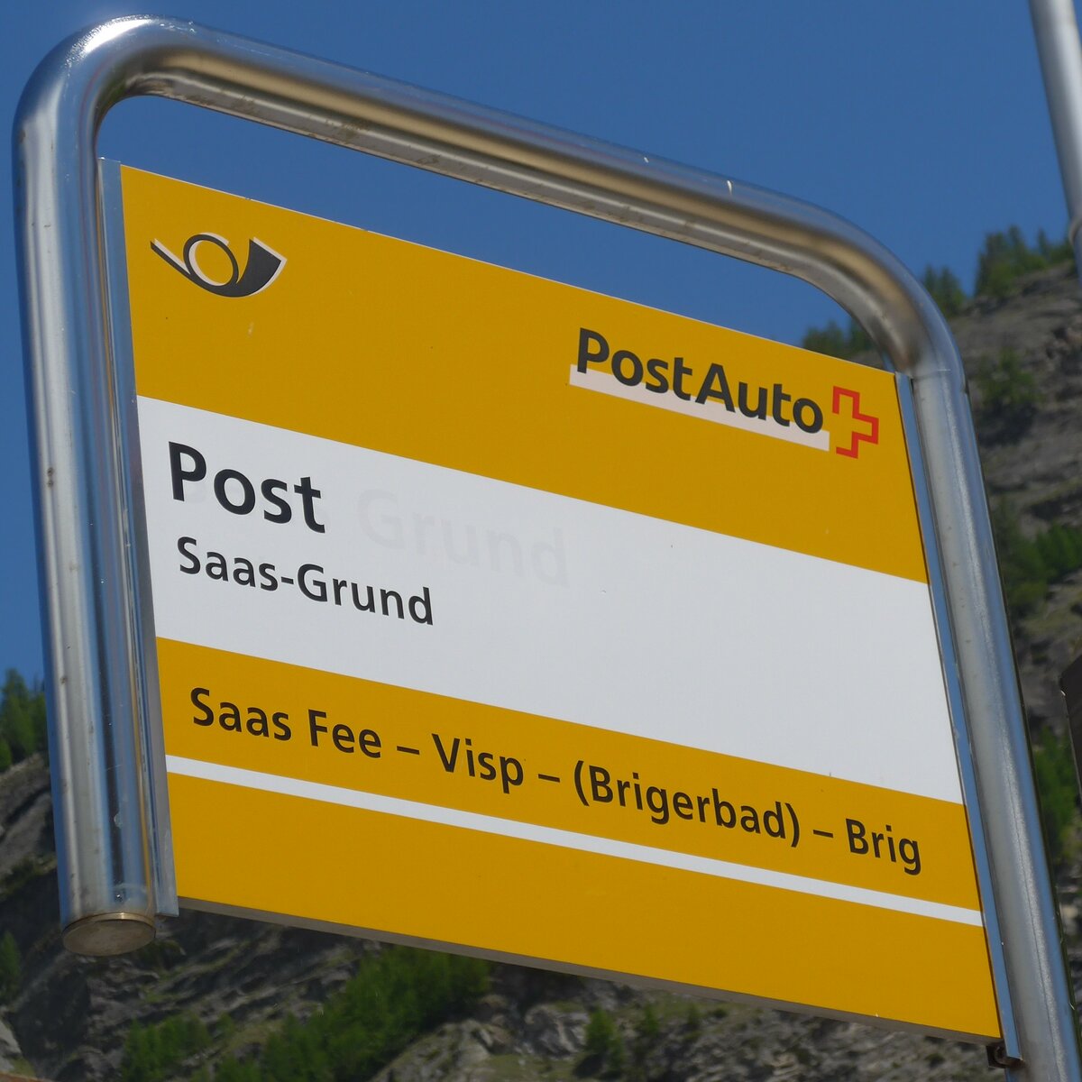 (161'131) - PostAuto-Haltestellenschild - Saas-Grund, Post - am 27. Mai 2015