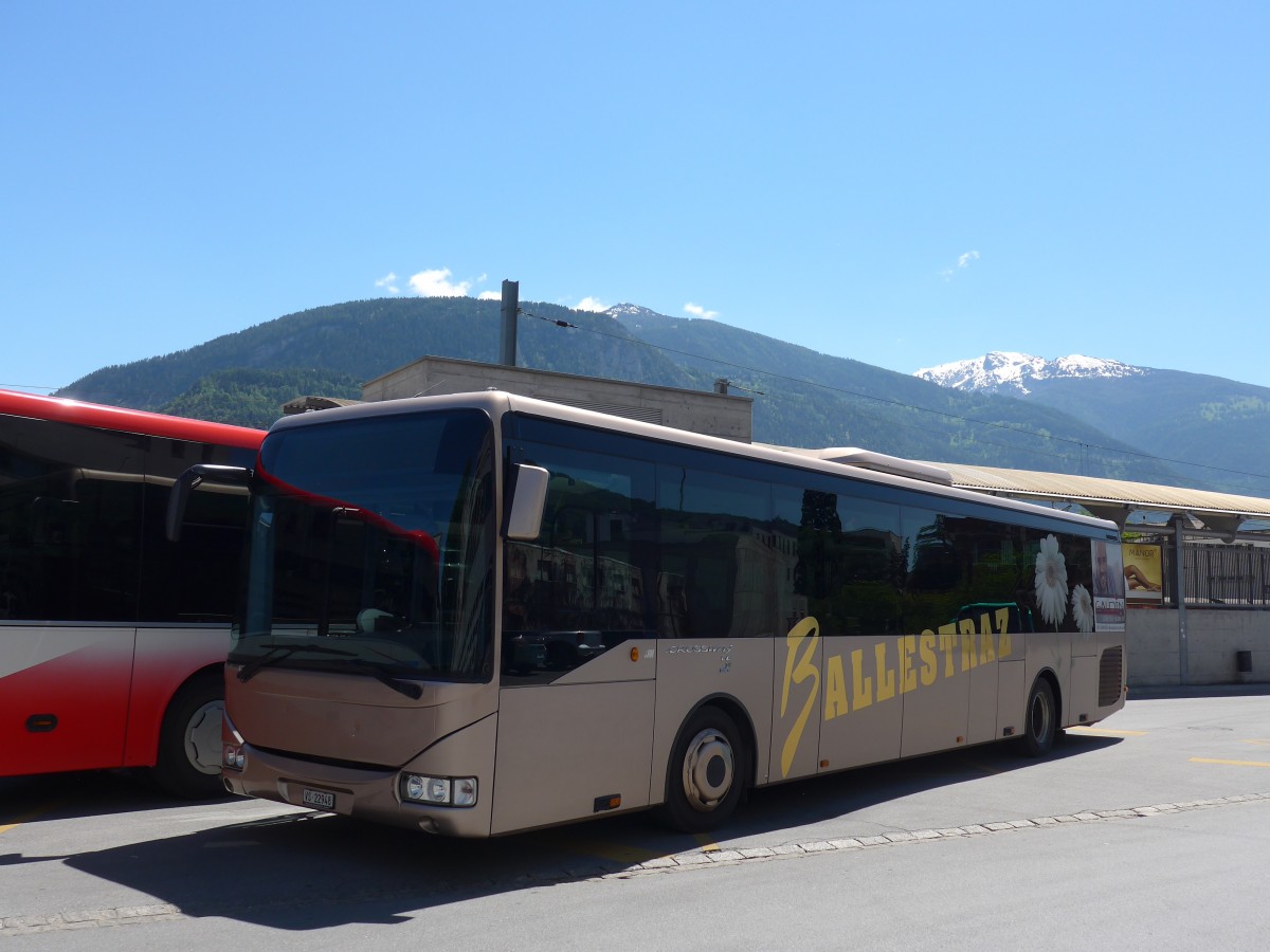 (161'156) - Ballestraz, Grne - VS 22'948 - Irisbus am 27. Mai 2015 beim Bahnhof Sierre