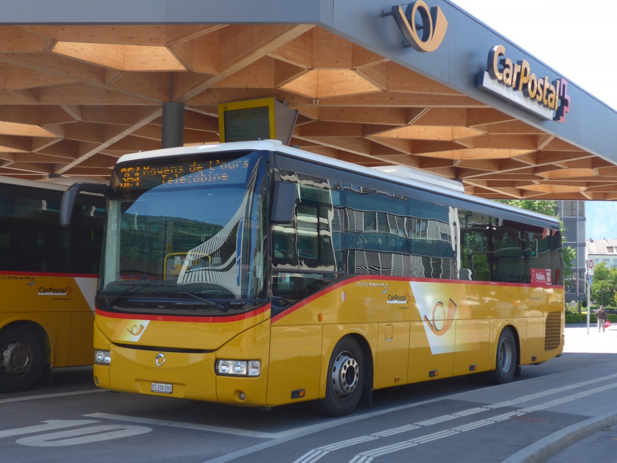 (161'159) - PostAuto Wallis - Nr. 12/VS 106'000 - Irisbus (ex Theytaz, Sion) am 27. Mai 2015 beim Bahnhof Sion