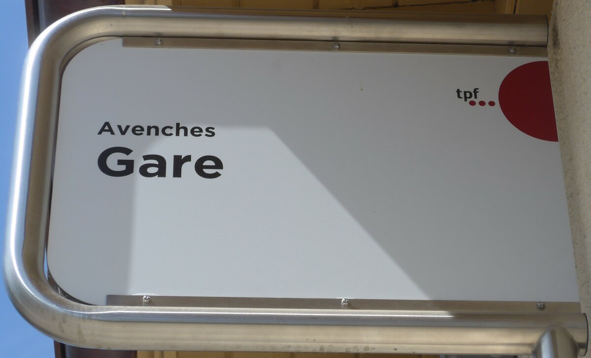(161'255) - tpf-Haltestellenschild - Avenches, Gare - am 28. Mai 2015