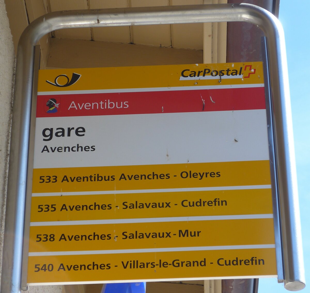 (161'256) - Aventibus/PostAuto-Haltestellenschild - Avenches, gare - am 28. Mai 2015