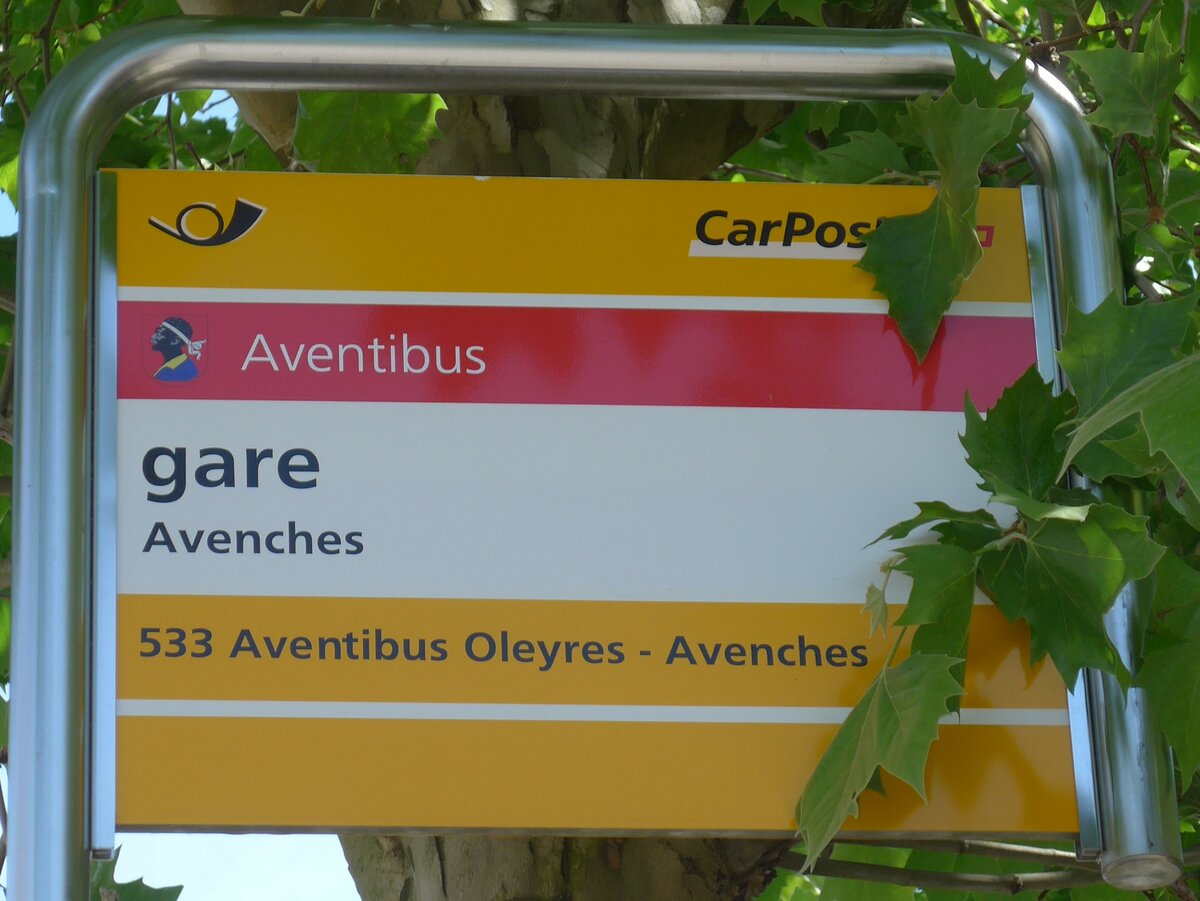 (161'257) - Aventibus/PostAuto-Haltestellenschild - Avenches, gare - am 28. Mai 2015