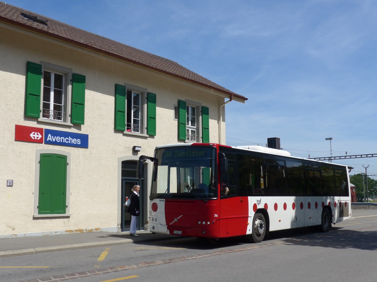 (161'262) - TPF Fribourg - Nr. 36/FR 300'358 - Volvo am 28. Mai 2015 beim Bahnhof Avenches