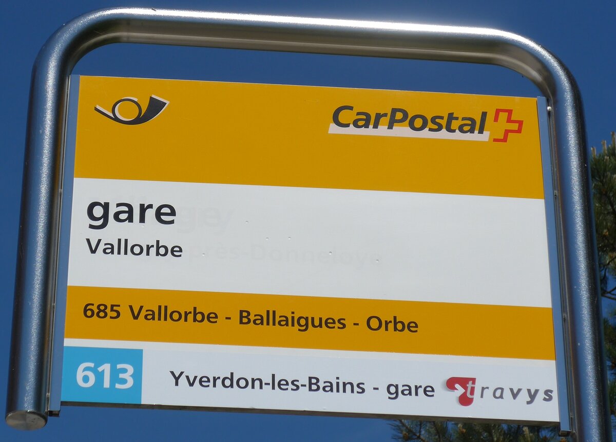 (161'340) - PostAuto/travys-Haltestellenschild - Vallorbe, gare - am 28. Mai 2015