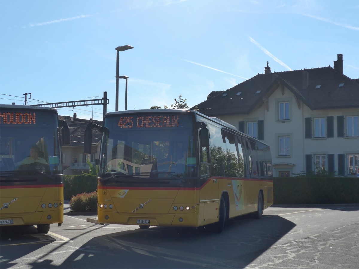 (161'395) - CarPostal Ouest - VD 124'776 - Volvo am 28. Mai 2015 beim Bahnhof Echallens