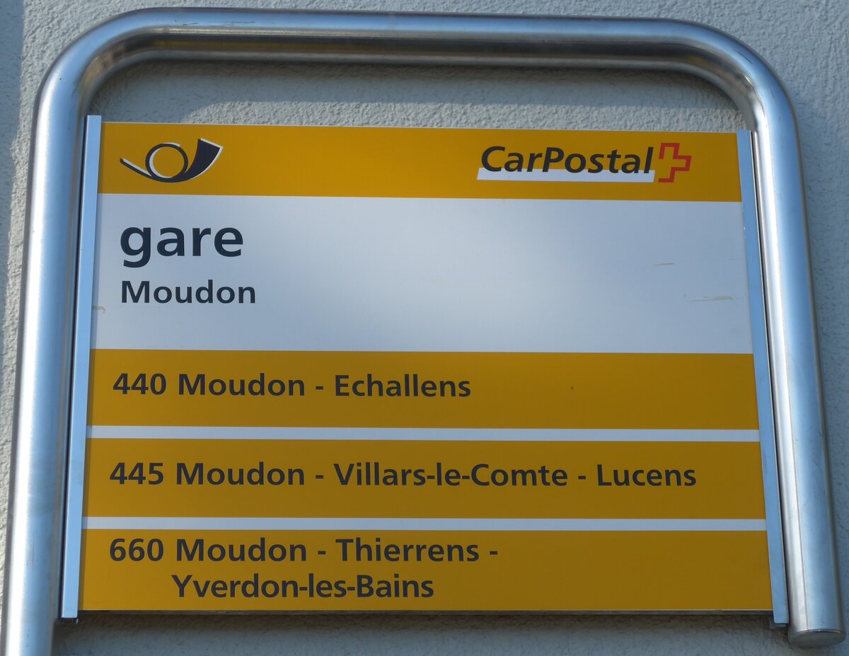 (161'400) - PostAuto-Haltestellenschild - Moudon, gare - am 28. Mai 2015