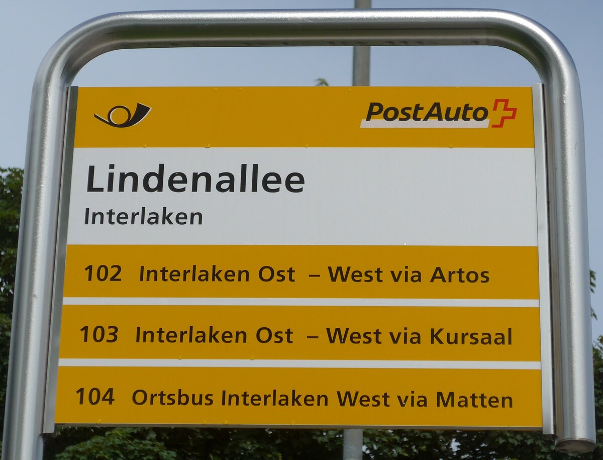 (162'150) - PostAuto-Haltestellenschild - Interlaken, Lindenallee - am 14. Juni 2015