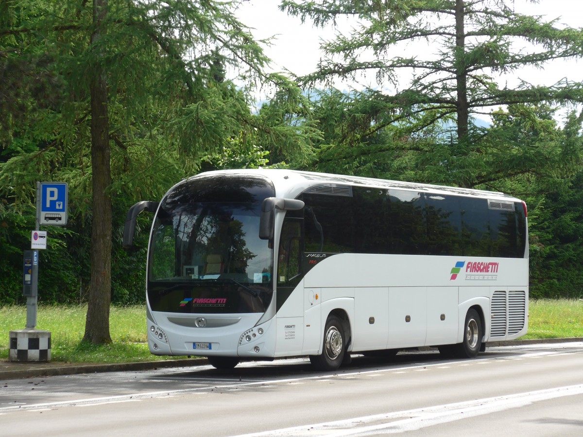(162'153) - Aus Italien: Fiaschetti, Morolo - EM-622 VW - Irisbus am 14. Juni 2015 in Interlaken, Lindenallee