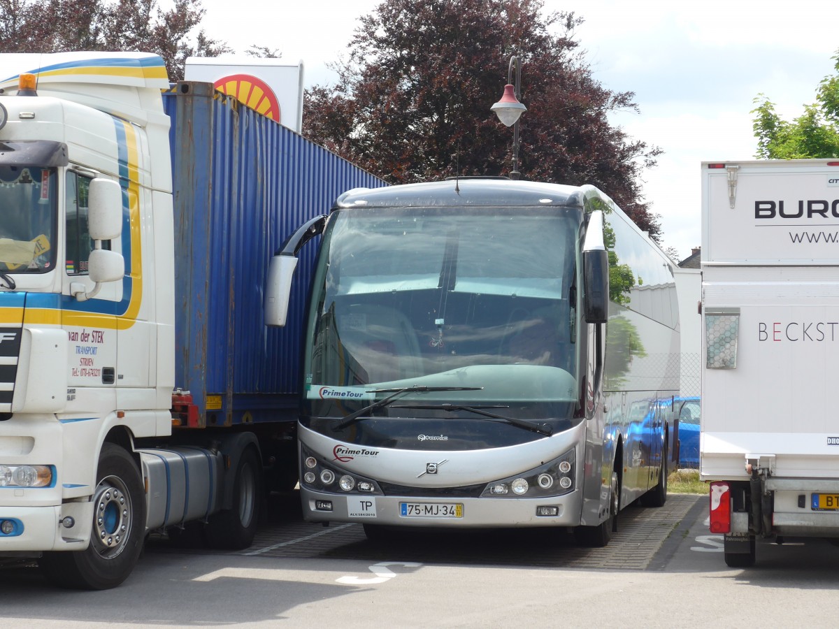 (162'626) - Aus Portugal: Prime Tour, Mura - 75-MJ-34 - Volvo/Atomic am 25. Juni 2015 beim Bahnhof Diekirch