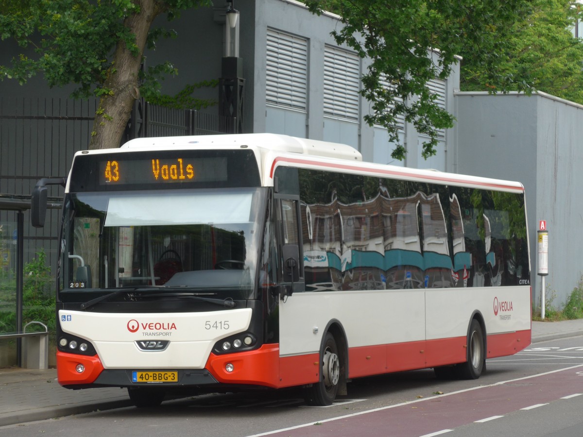 (162'678) - VEOLIA - Nr. 5415/40-BBG-3 - VDL am 27. Juni 2015 beim Bahnhof Heerlen
