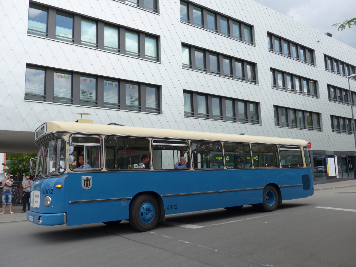 (162'850) - MVG Mnchen (OCM) - Nr. 4002/M-MA 163H - MAN am 28. Juni 2015 in Mnchen, Bahnhof Giesing