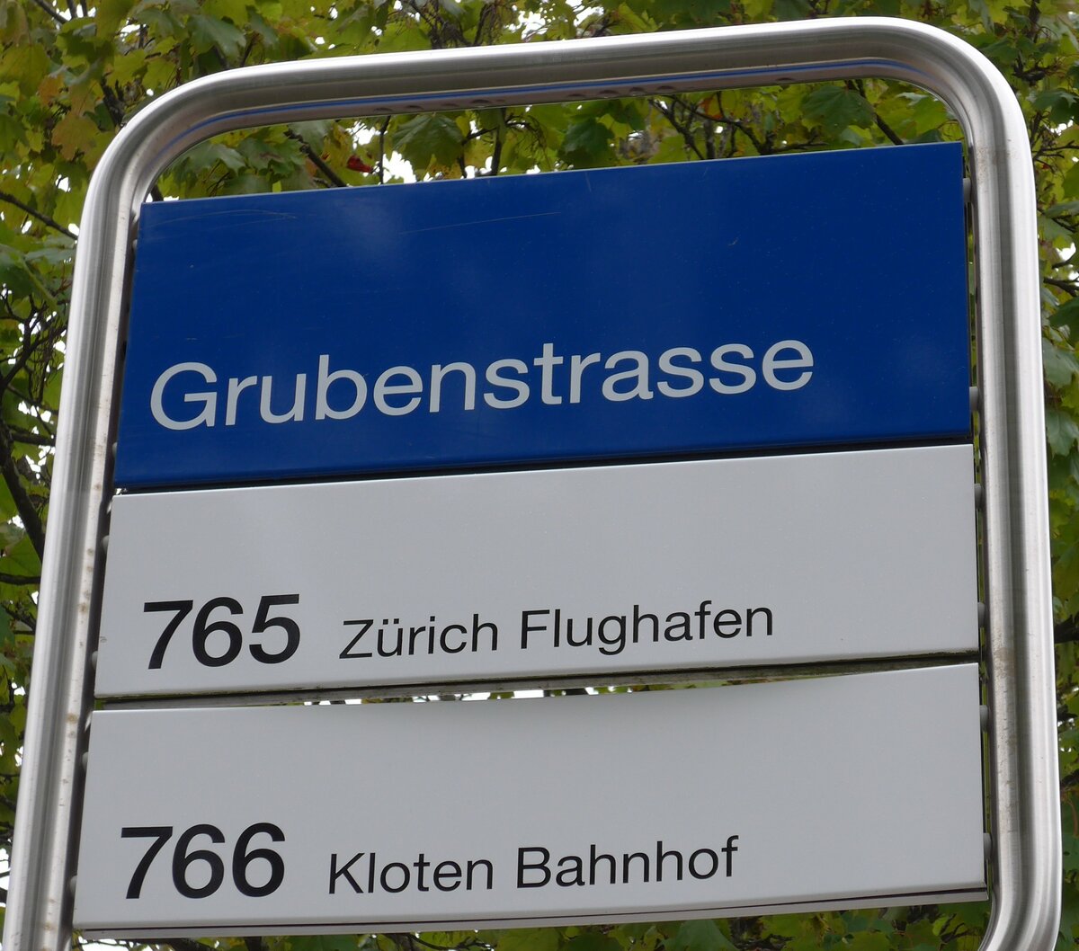 (163'361) - ZVV-Haltestellenschild - Kloten, Grubenstrasse - am 15. August 2015