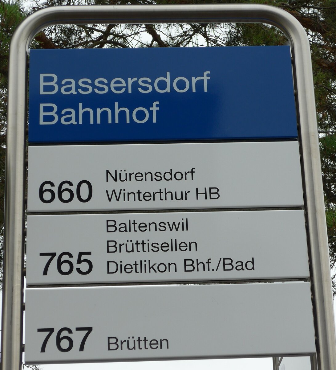 (163'435) - ZVV-Haltestellenschild - Bassersdorf, Bahnhof - am 15. August 2015