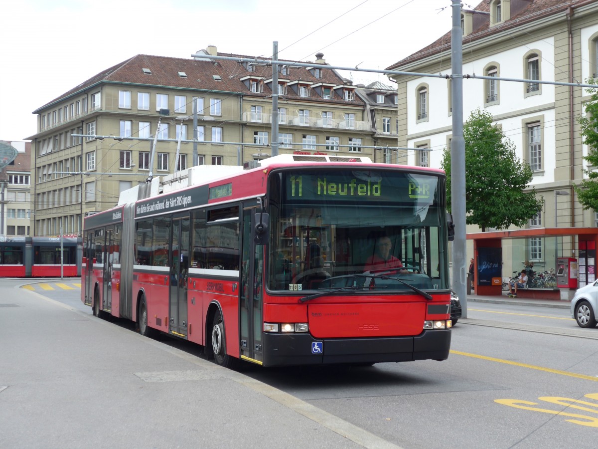 (163'453) - Bernmobil, Bern - Nr. 7 - NAW/Hess Gelenktrolleybus am 15. August 2015 beim Bahnhof Bern