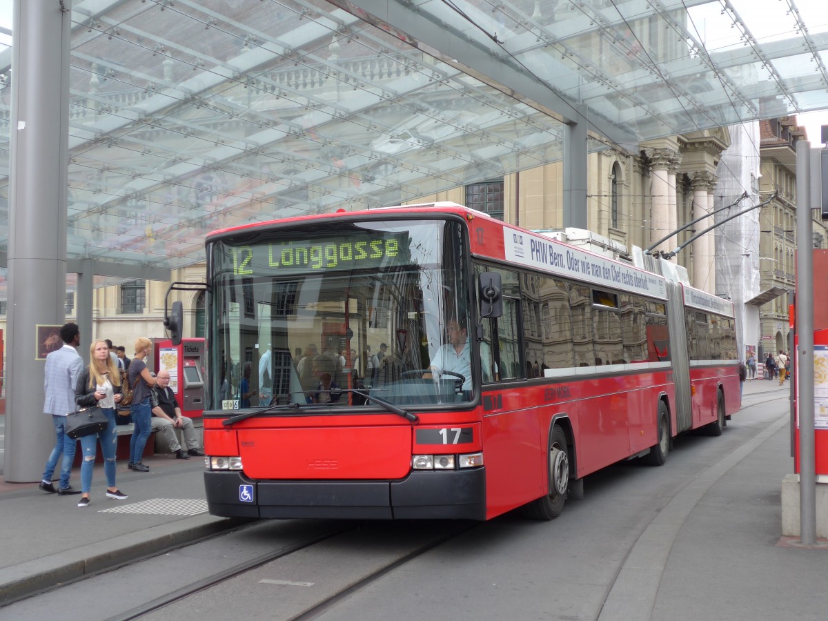(163'454) - Bernmobil, Bern - Nr. 17 - NAW/Hess Gelenktrolleybus am 15. August 2015 beim Bahnhof Bern