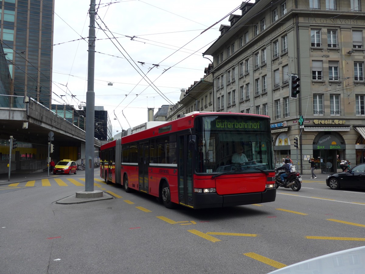 (163'473) - Bernmobil, Bern - Nr. 19 - NAW/Hess Gelenktrolleybus am 15. August 2015 beim Bahnhof Bern