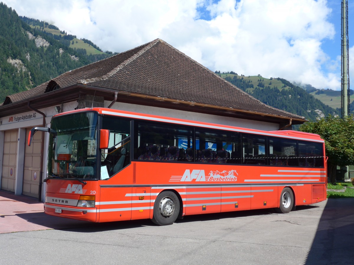(163'699) - AFA Adelboden - Nr. 20/BE 26'706 - Setra (ex Nr. 6) am 20. August 2015 beim Bahnhof Frutigen