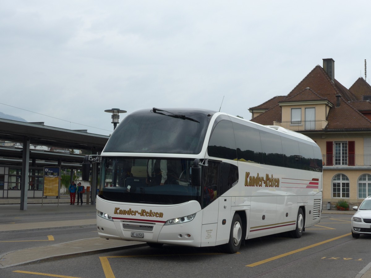 (163'850) - Kander-Reisen, Frutigen - Nr. 2/BE 44'948 - Neoplan am 23. August 2015 beim Bahnhof Spiez