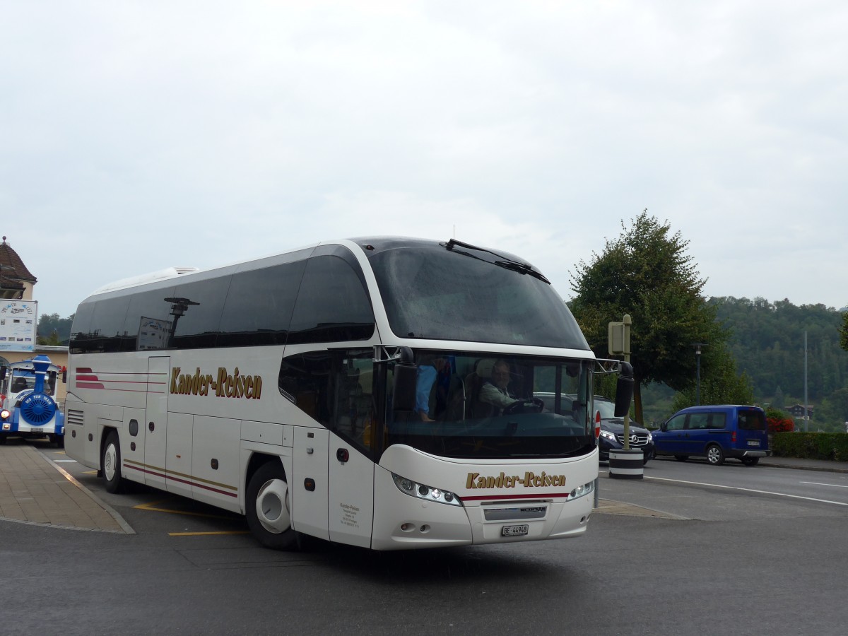 (163'852) - Kander-Reisen, Frutigen - Nr. 2/BE 44'948 - Neoplan am 23. August 2015 beim Bahnhof Spiez