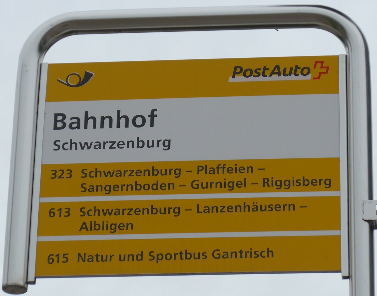 (164'673) - PostAuto-Haltestellenschild - Schwarzenburg, Bahnhof - am 13. September 2015
