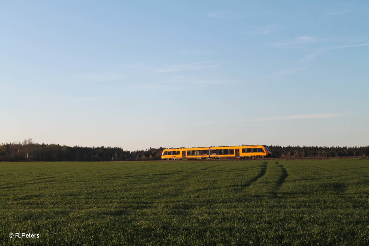1648 706 als OPB 79742 Schwandorf - Marktredwitz bei Oberteich im letzten Licht. 21.04.16