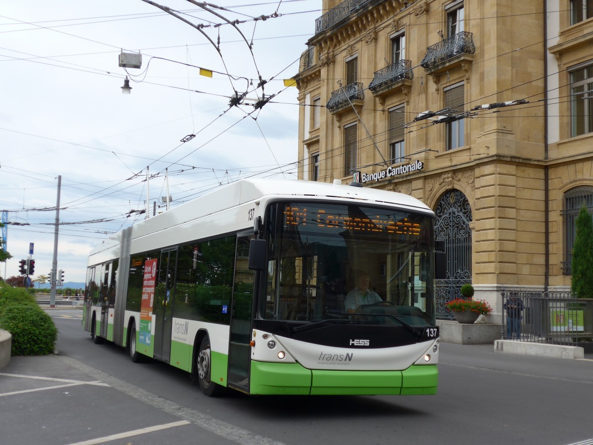 (164'809) - transN, La Chaux-de-Fonds - Nr. 137 - Hess/Hess Gelenktrolleybus (ex TN Neuchtel Nr. 137) am 15. September 2015 in Neuchtel, Place Pury