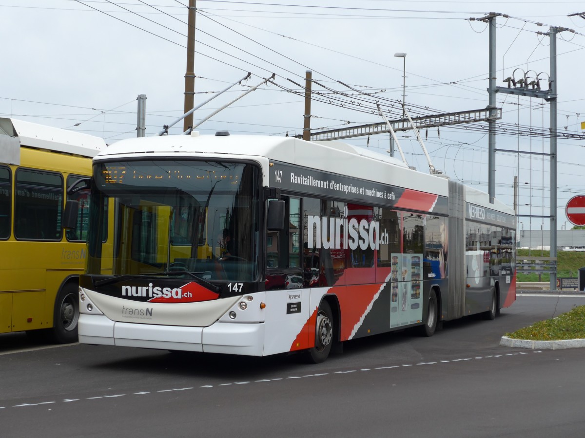 (164'826) - transN, La Chaux-de-Fonds - Nr. 147 - Hess/Hess Gelenktrolleybus (ex TN Neuchtel Nr. 147) am 15. September 2015 beim Bahnhof Marin-Epagnier