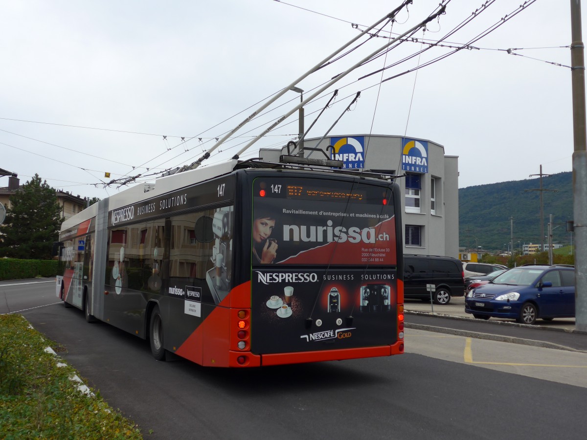 (164'827) - transN, La Chaux-de-Fonds - Nr. 147 - Hess/Hess Gelenktrolleybus (ex TN Neuchtel Nr. 147) am 15. September 2015 beim Bahnhof Marin-Epagnier