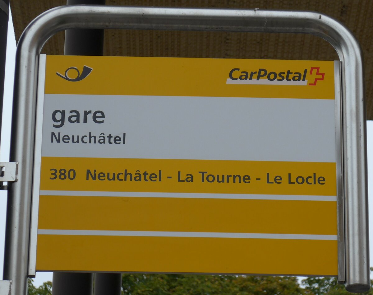 (164'839) - PostAuto-Haltestellenschild - Neuchtel, gare - am 15. September 2015