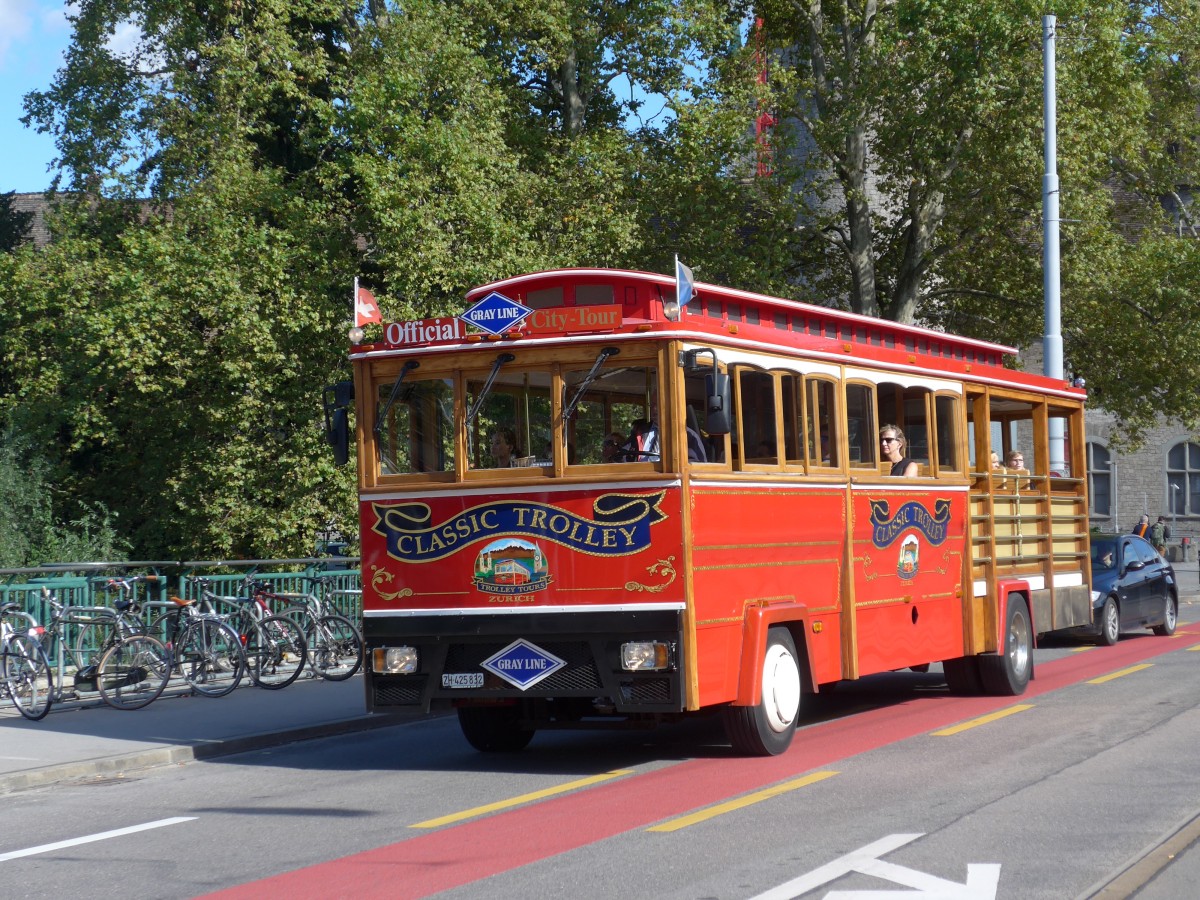 (165'453) - Meier, Zrich - ZH 425'832 - Classic Trolley am 19. September 2015 beim Bahnhof Zrich
