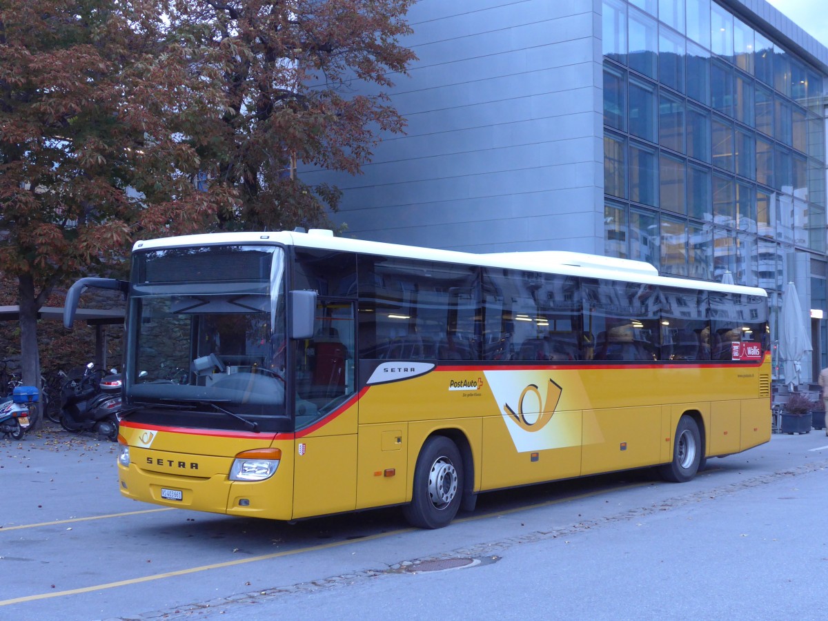 (165'520) - PostAuto Wallis - VS 403'661 - Setra am 23. September 2015 beim Bahnhof Brig