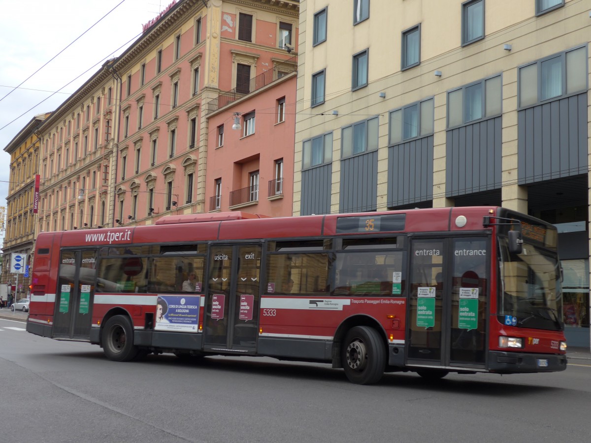 (165'530) - TPER Bologna - Nr. 5333 - Iveco am 23. September 2015 beim Bahnhof Bologna Centrale